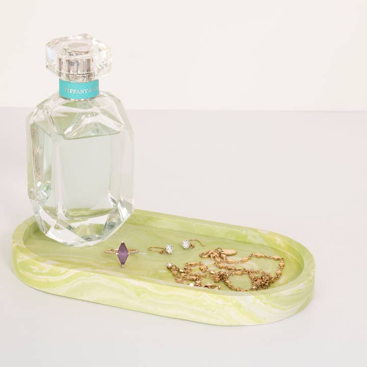 Plateau ovale en jesmonite marbrée verte et blanche pour la vente par Lunar Living