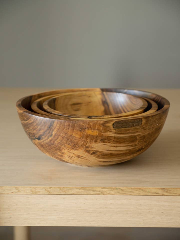 Ensemble de nichoirs en bois de noyer sculpté à la main pour la vente par Creating Comfort Lab