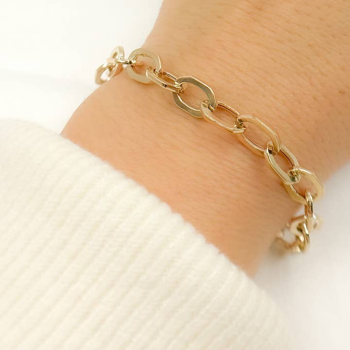 Bracelet 568/A065/G. Bracelet en or massif 14K à maillons ovales plats. pour la vente par Jewels & Chains