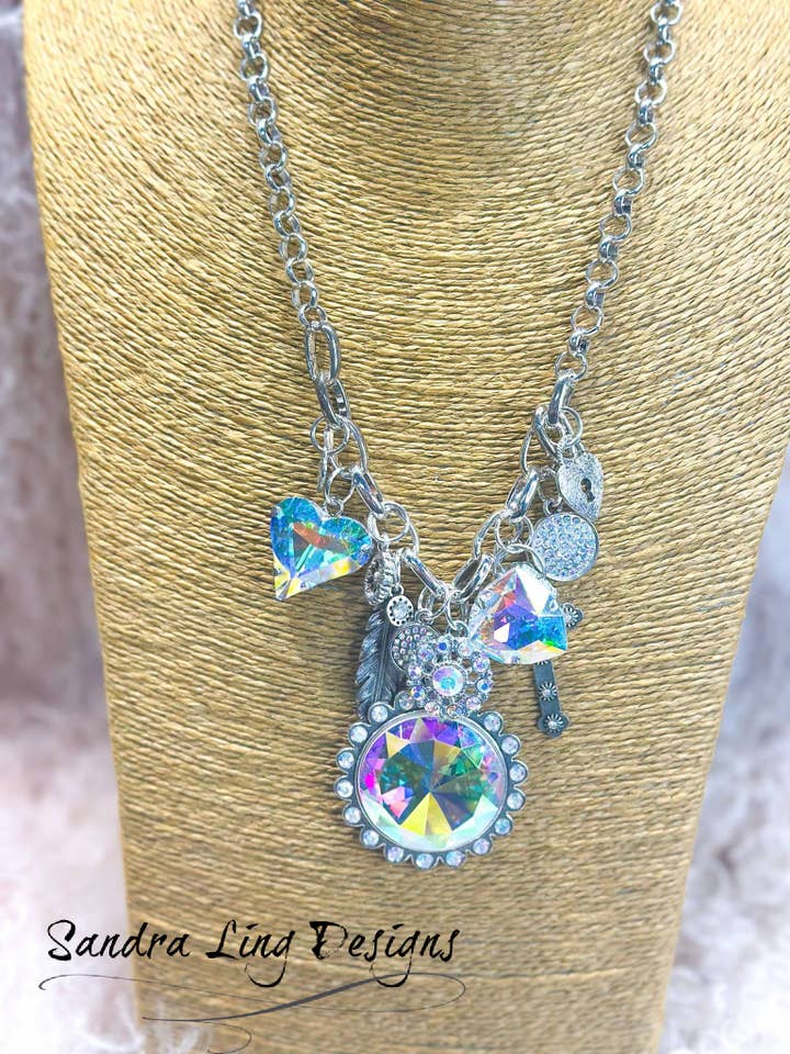 Ketting Versierd met Kristallen Hart, Kruis, Veer, Slot Bedels voor wholesale door Sandra Ling Designs