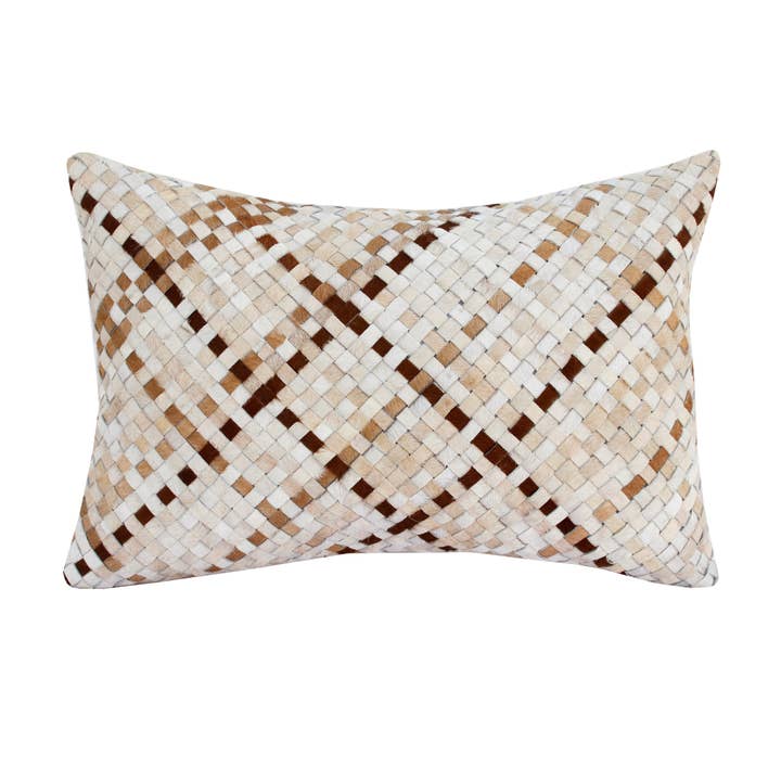 Coussin décoratif en fausse peau entrelacée ivoire/marron tissé à la main pour la vente par LR Home