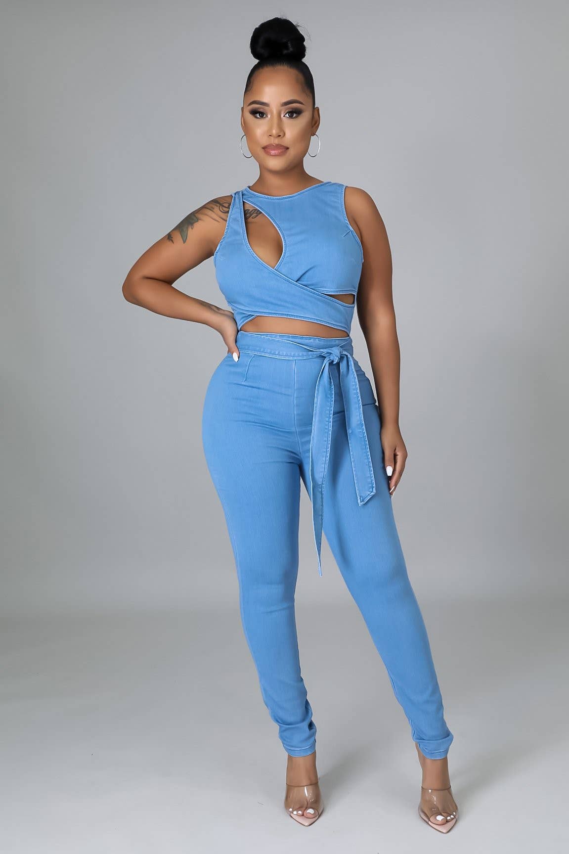 5besties inc – wholesale Jumpsuit - Dam – Jeansoverall med utskuret mönster och knytning6