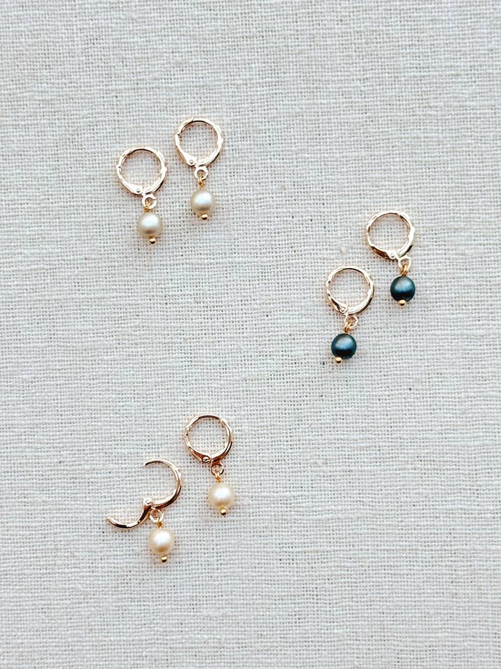 Boucles d'oreilles minimalistes mates lustrées avec perles pendantes. pour la vente par Gracie Rose Designs