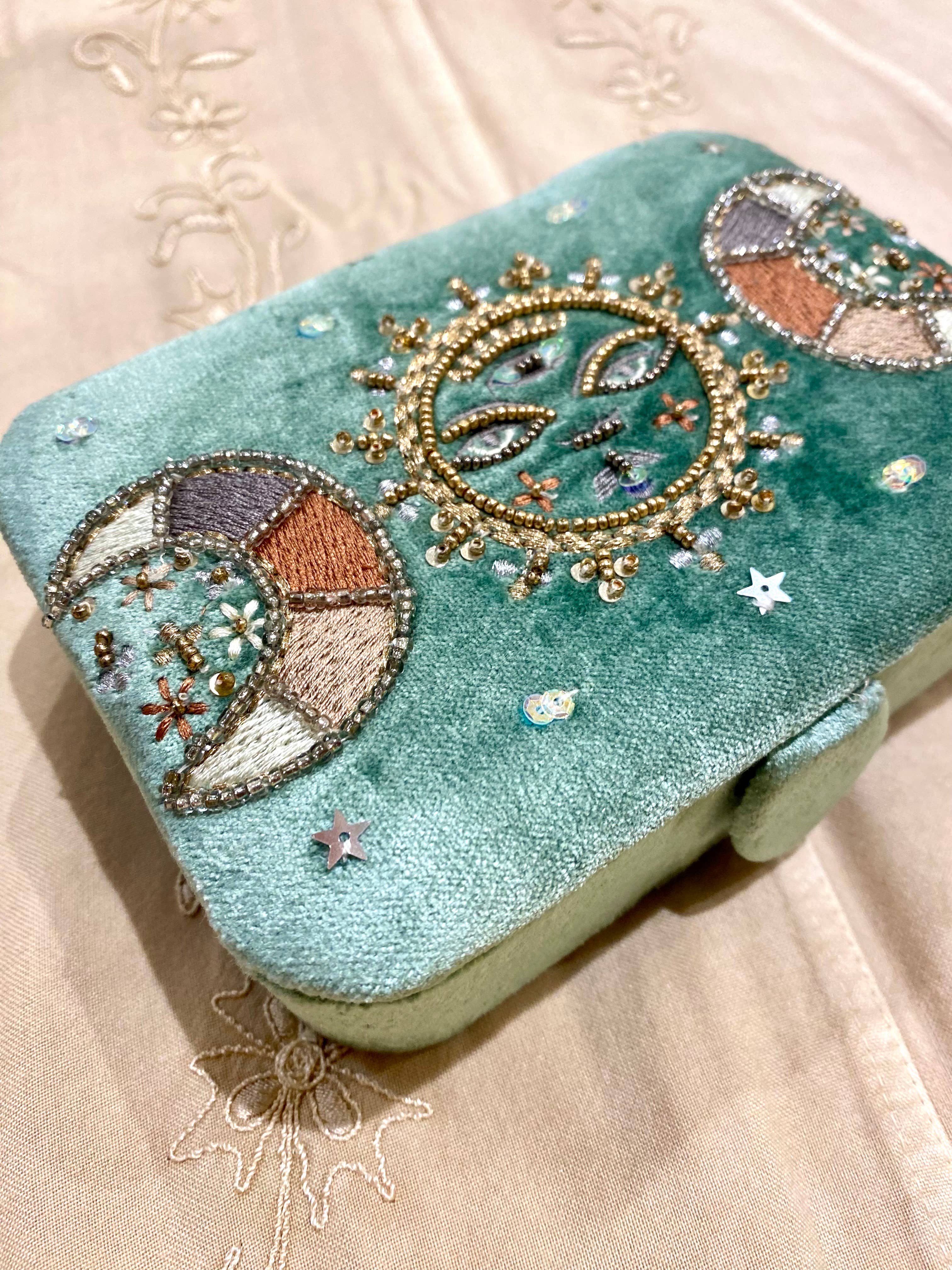 Temple of Treasure – wholesale Smyckeskrin och organisatörer – Sol Måne Ljusblå Sammet smyckeskrin2