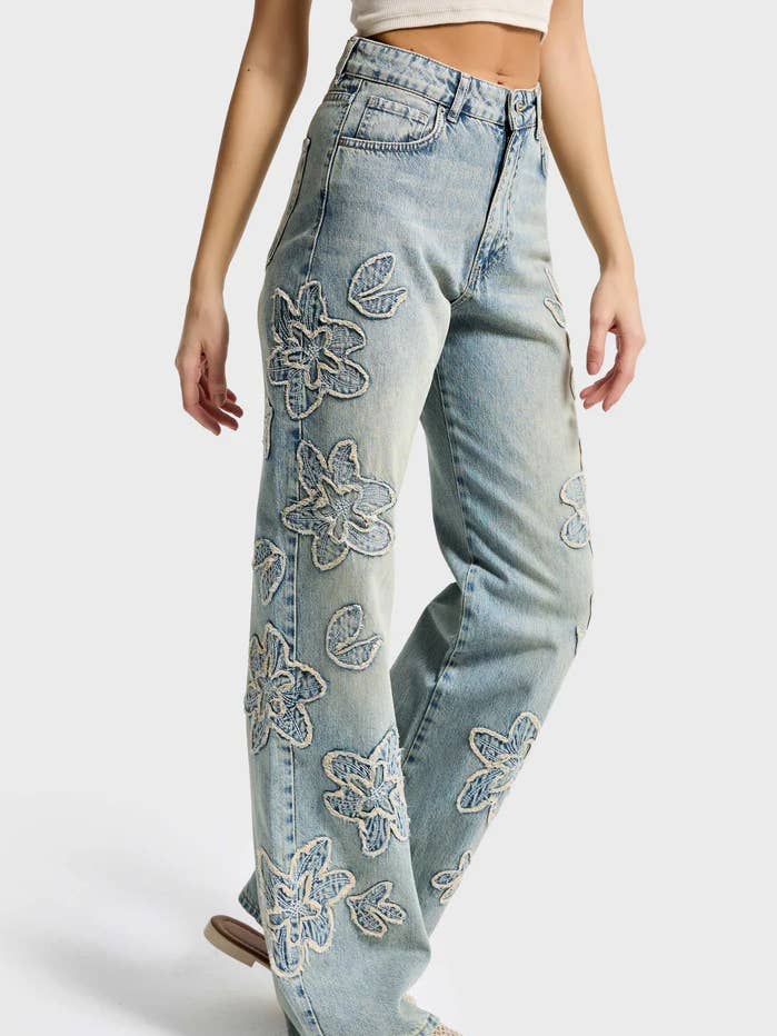 Jean droit taille haute à fleurs - Délavage clair avec usure pour la vente par DesignofBoho