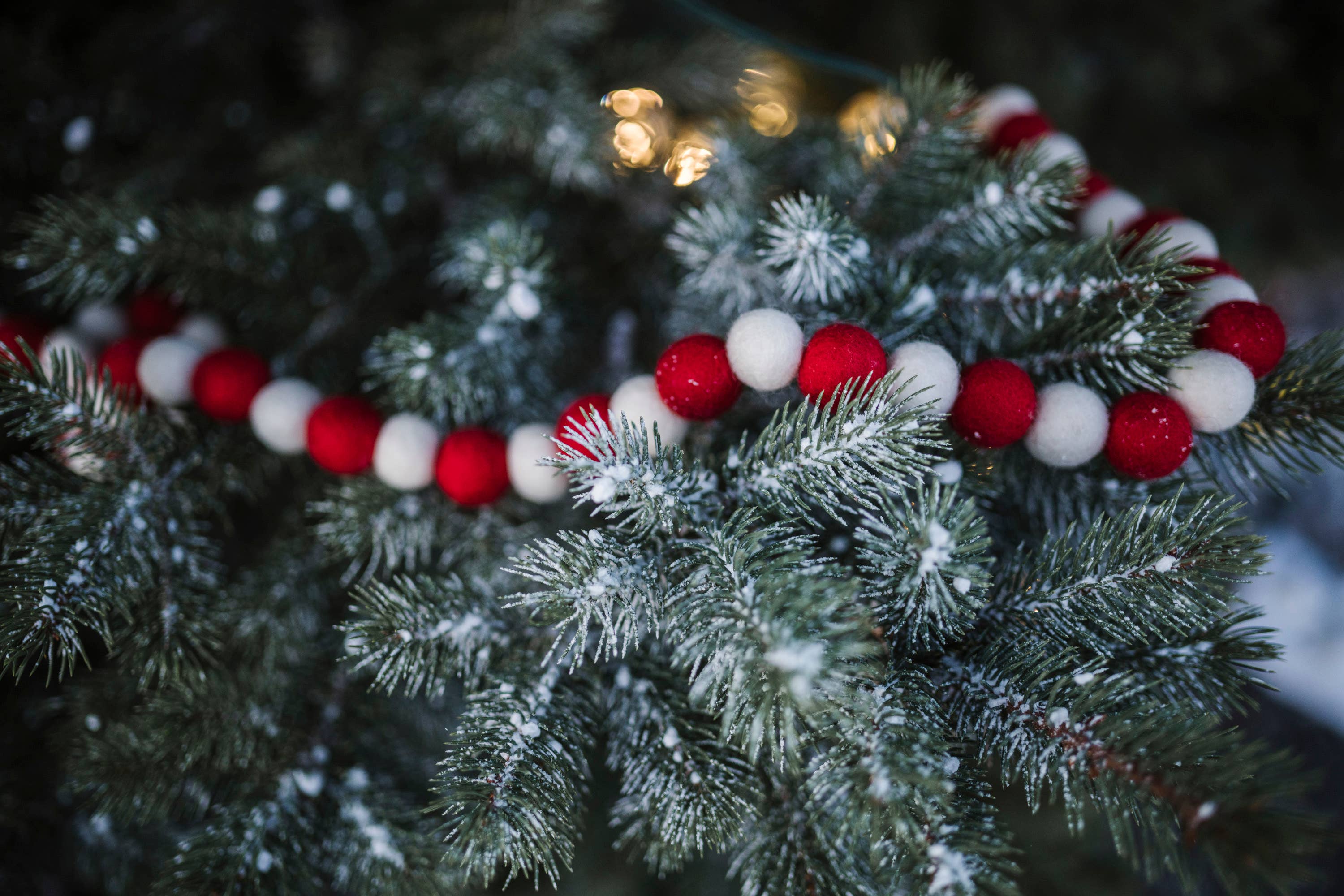 Joy Felts - Vente Fanion/guirlande - Guirlande de boules en laine rouge et blanche7