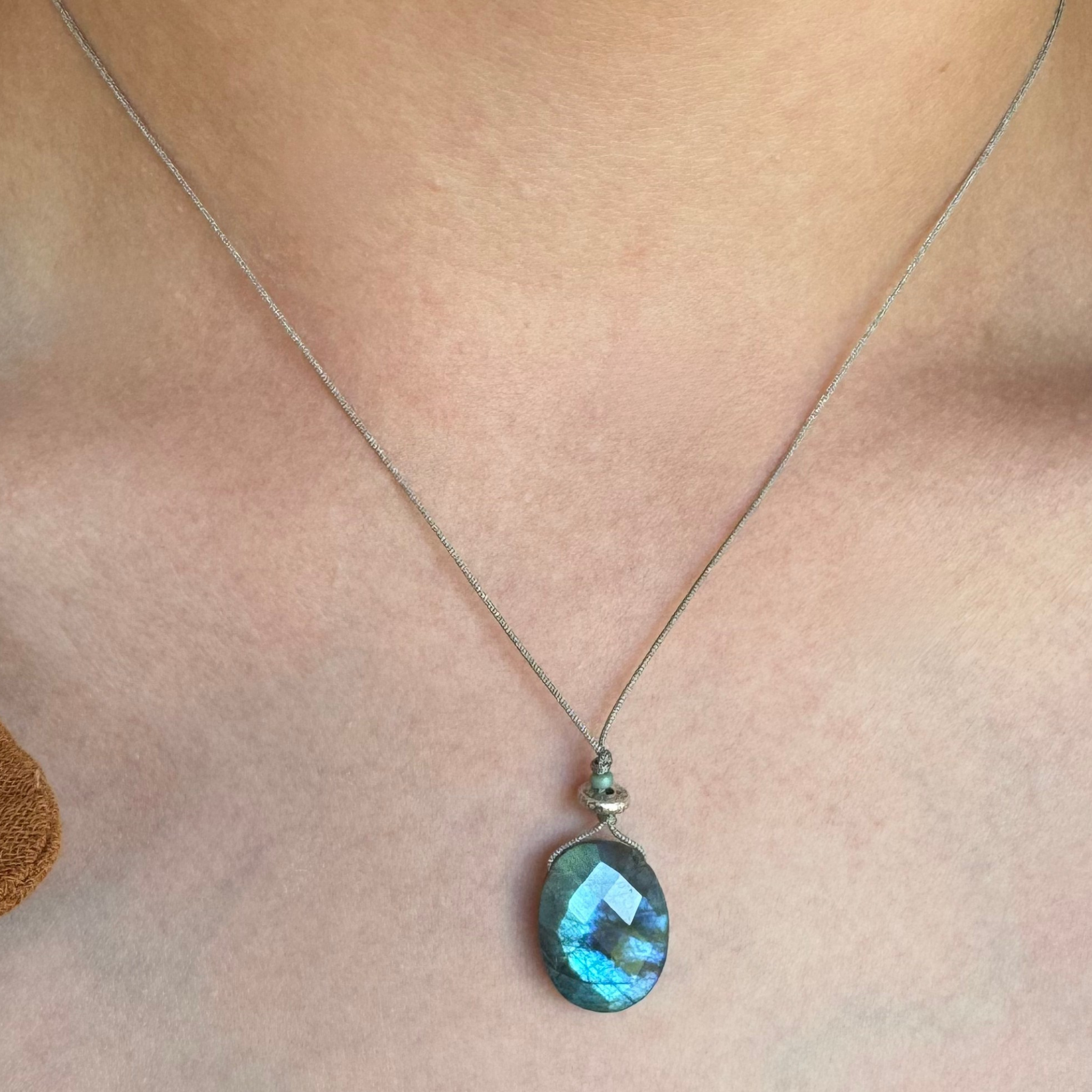 Silver Sparrow Jewelry - Wholesale Pendant/Charm Necklace - Labradorite Calm Necklace1