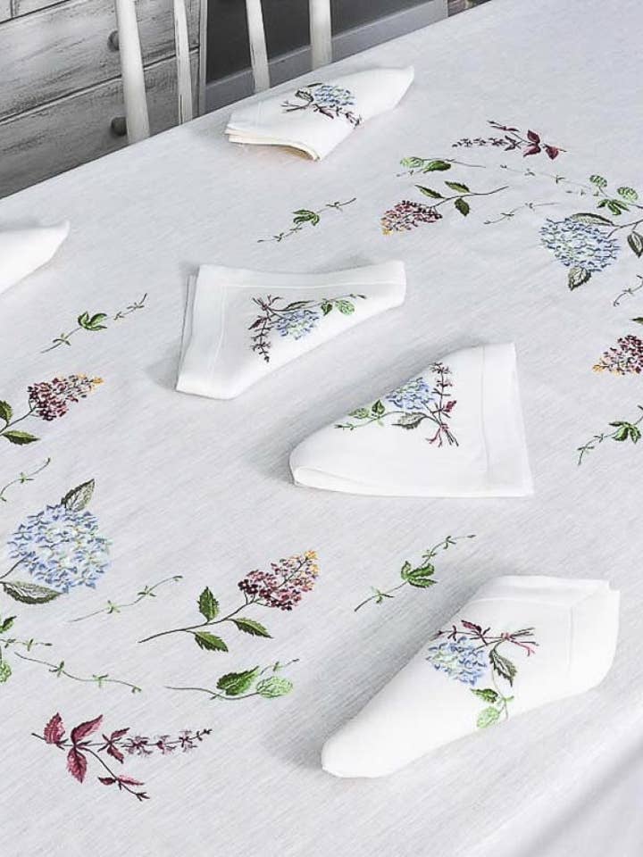 Tovaglia Ricamata in Lino Premium-Ortensia 94x55'' per la vendita all'ingrosso da parte di Handmade Originals Ukraine