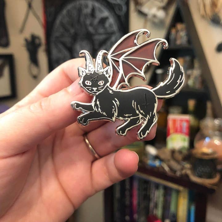 Lucipurr - Épingle en émail pour la vente par The Pickety Witch