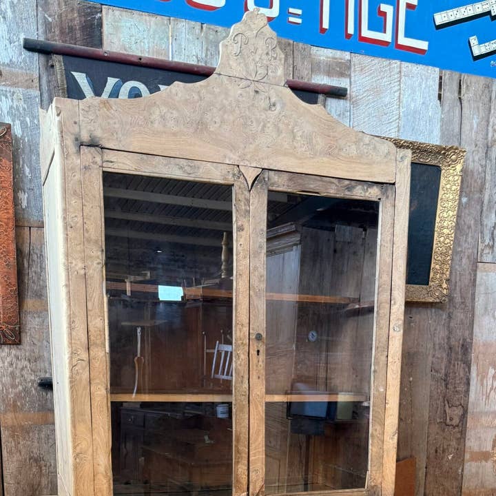 Antiker französischer Schrank aus Maser-Kastanie, glasiert, um 1800 für den Großhandel von belvoir