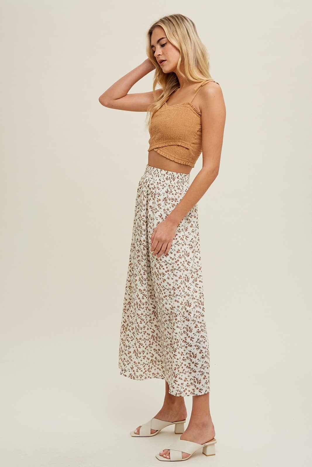 Wishlist Apparel – Großhandel Strickoberteil – Damen – CROSSOVER-MINI-MODELL MIT GESMOKTEM CROSSOVER-SCHNITT/WL23-834310