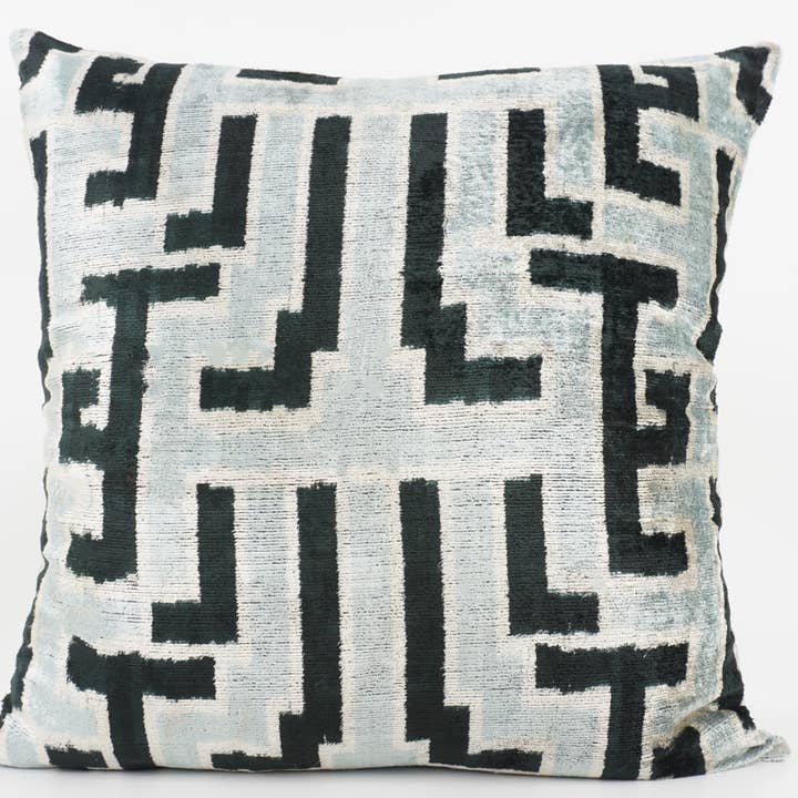 FUNDA DE ALMOHADA DE SEDA Y TERCIOPELO IKAT HECHA A MANO, 24 X 24 PULGADAS para venta al por mayor de MD Home