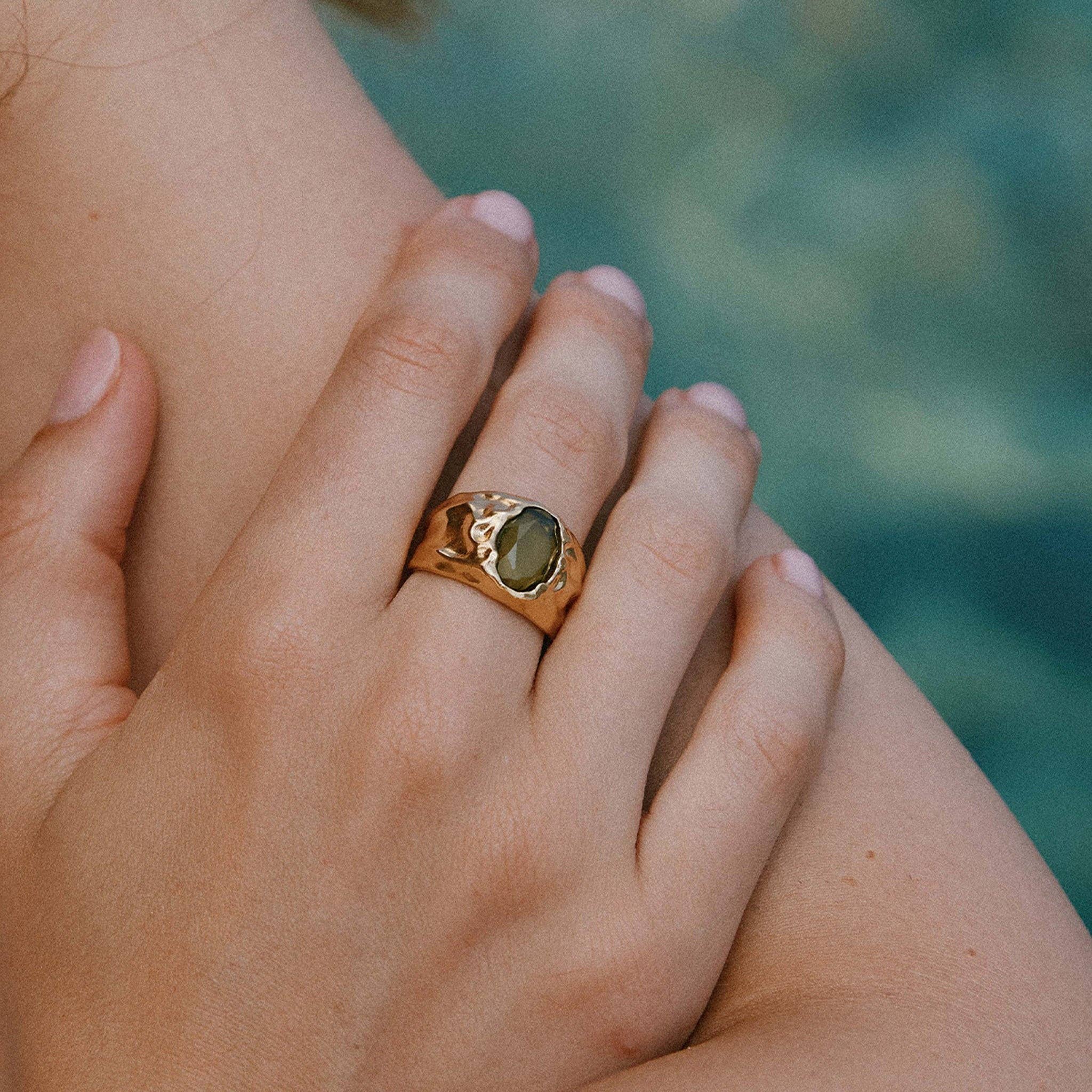 Agapée Jewelry - Wholesale Cocktail/gelegenheidsring - Carmen brede ring in donker groen met goud | waterdicht cadeau sieraad5