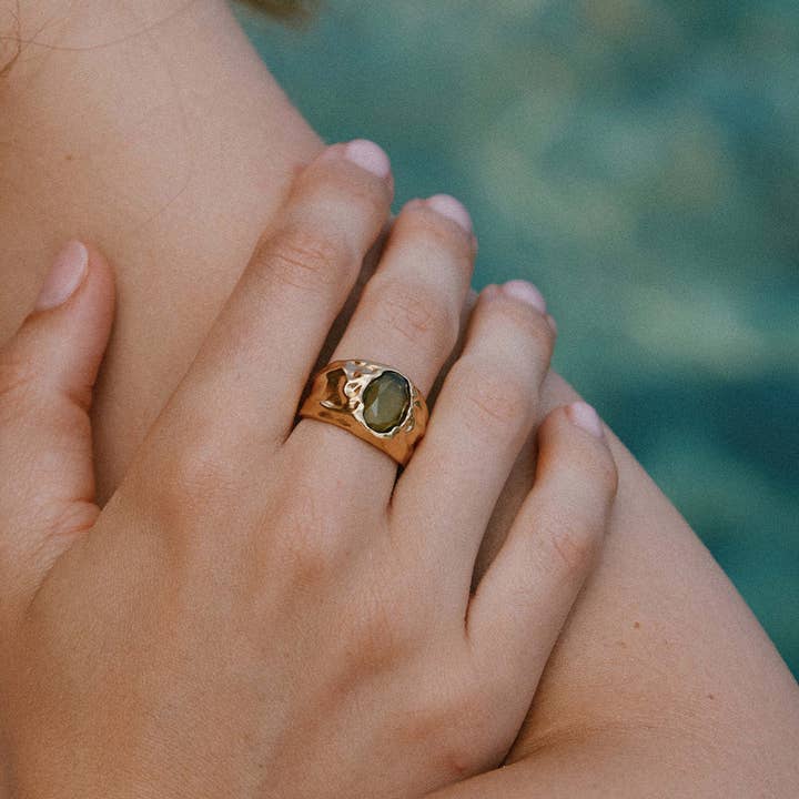 Agapée Jewelry - Wholesale Cocktail/gelegenheidsring - Carmen brede ring in donker groen met goud | waterdicht cadeau sieraad5