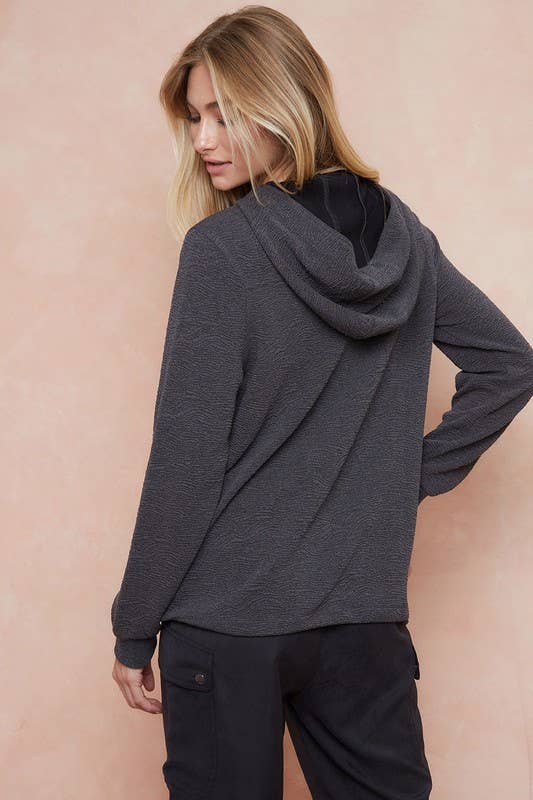 Doe and Rae – Engroshandel Hoodie – Kvinder – Knappet tekstureret hættetrøje m/løbegang - 10092J7