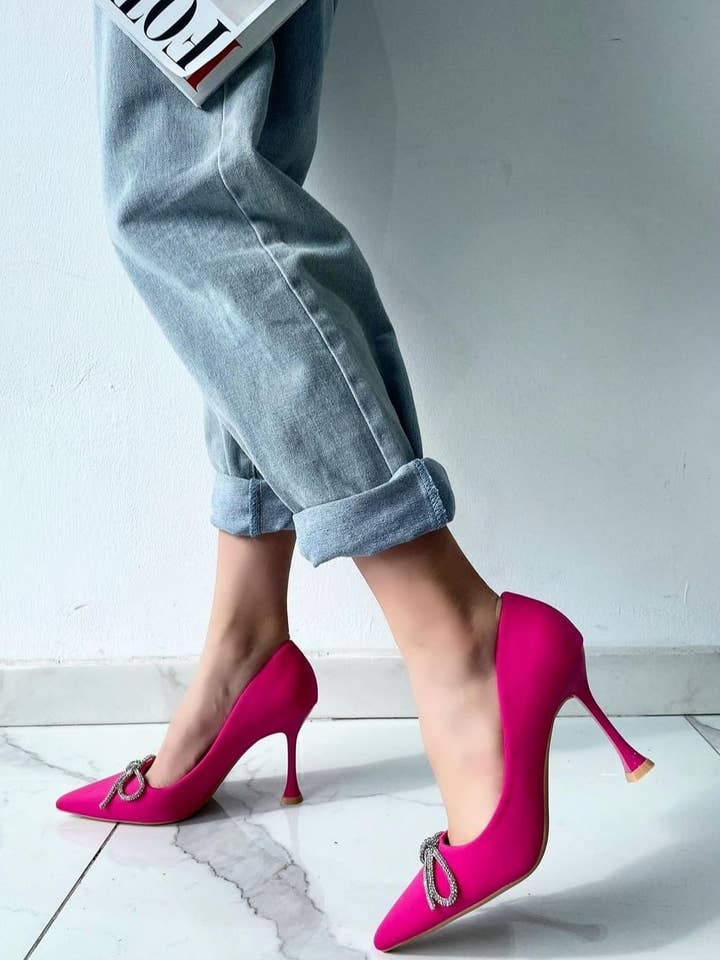 Decolleté med sølvfarvet juvel og sløjfedetalje for engroshandel hos Vera Shop