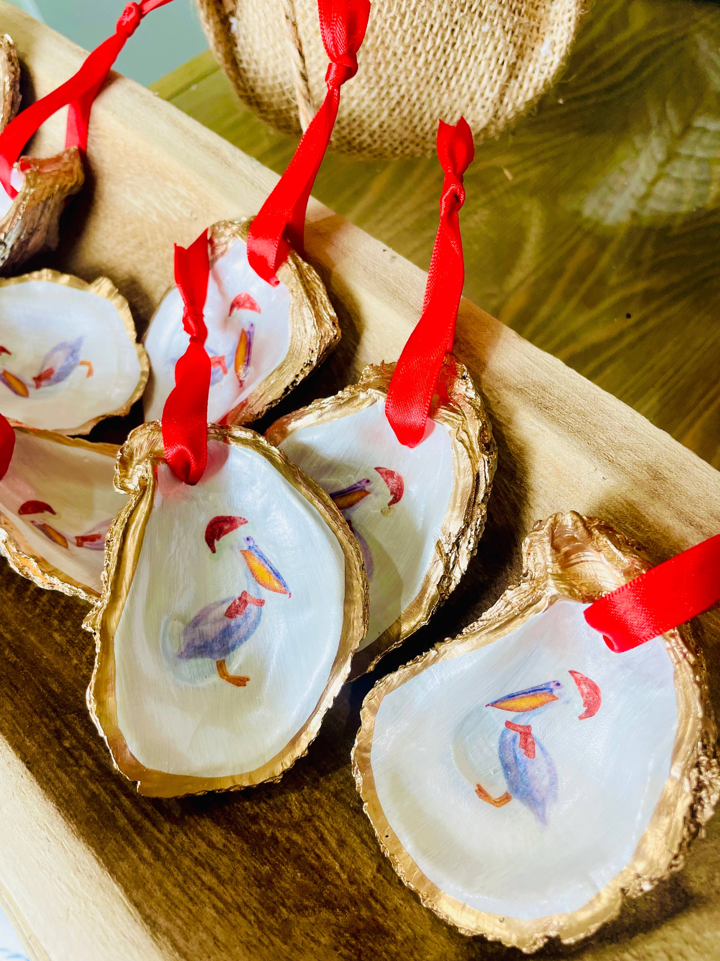 Shells by Shea – wholesale Prydnad – Pärlhönsskalshänge med pelikan i tomteluva1