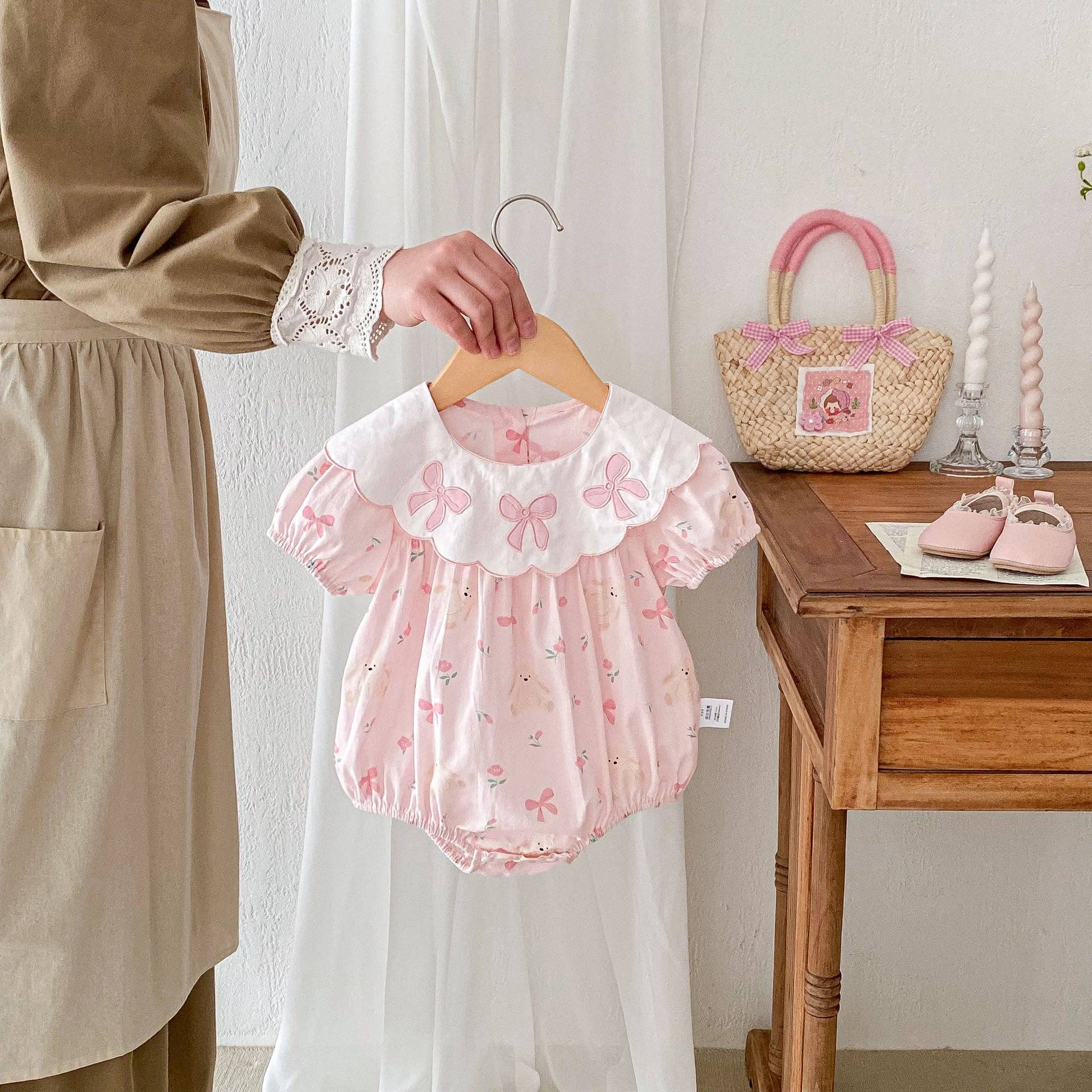 Rose Clair Body rose à manches courtes pour bébé fille avec motif ourson et nœuds, vente estivale. en vente sur Faire3
