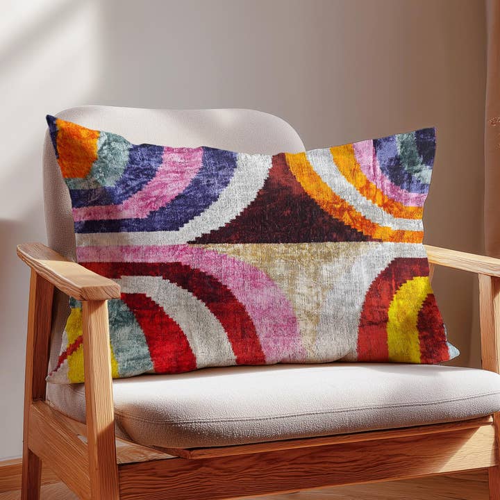 Coussin Arc-en-ciel en Ikat de Velours de Soie Tissé à la Main pour la vente par Samarra Home