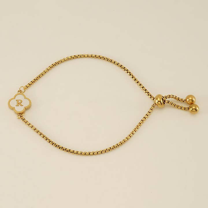 Perimade & Co. LLC – Großhandel Armband mit Charms/Anhängern – Armband mit Anfangsbuchstabe und vierblättrigem Kleeblatt aus Edelstahl17