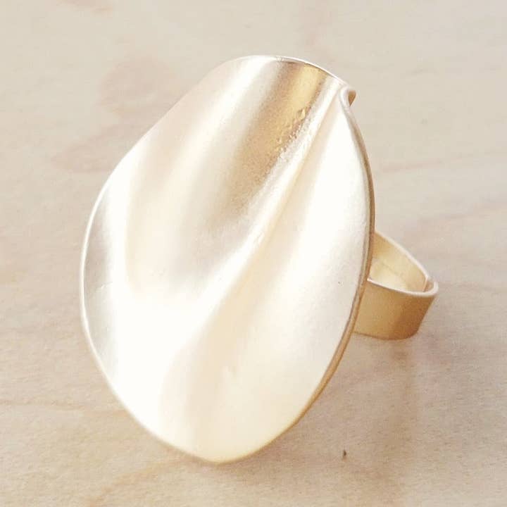 Bague Disque Ondulé Électroplaqué Or Mat 012a3 pour la vente par The Jewelry Junkie