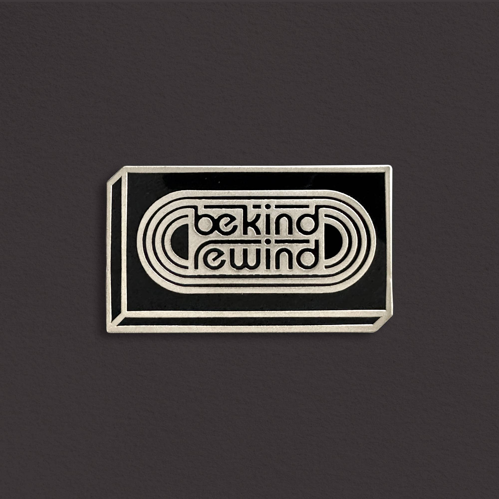 MacGuffin Goods – Engroshandel Reversnål/knap – Vær Venlig Spol Tilbage Emalje Pin2