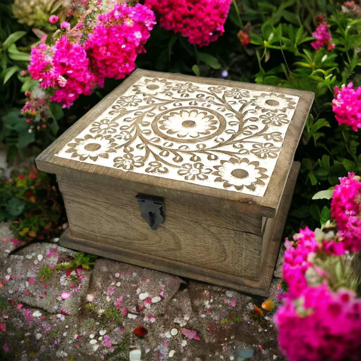 Wilco Home – wholesale Prydnadslåda – Fall Snidad Trä "Blomsterträdgård" Gångjärnsförsedd Låda4