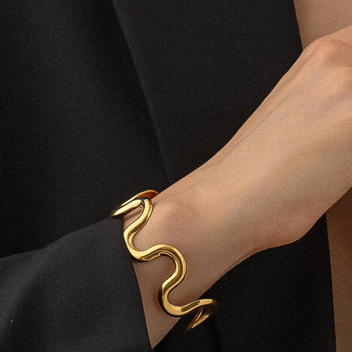 Flânerie by MAIQ - Wholesale Cuff bracelet - Félix 18K Gold Non-Tarnish Wavy Bold Statement Bracelet1