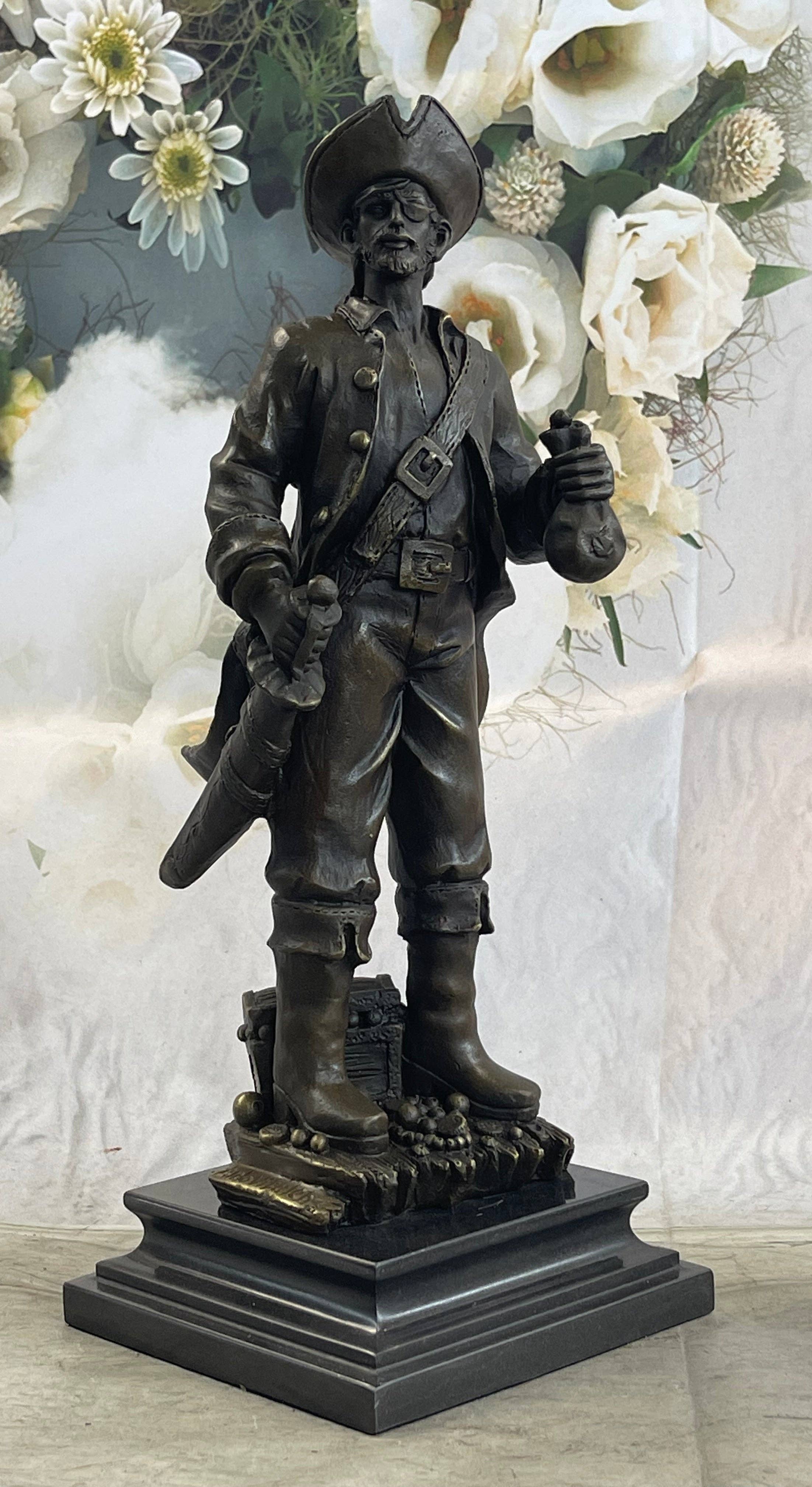 Bronzhaus - Vente Sculpture - Statue de pirate avec coffre au trésor et épée en bronze signée d'origine 35,6 x 12,7 cm0