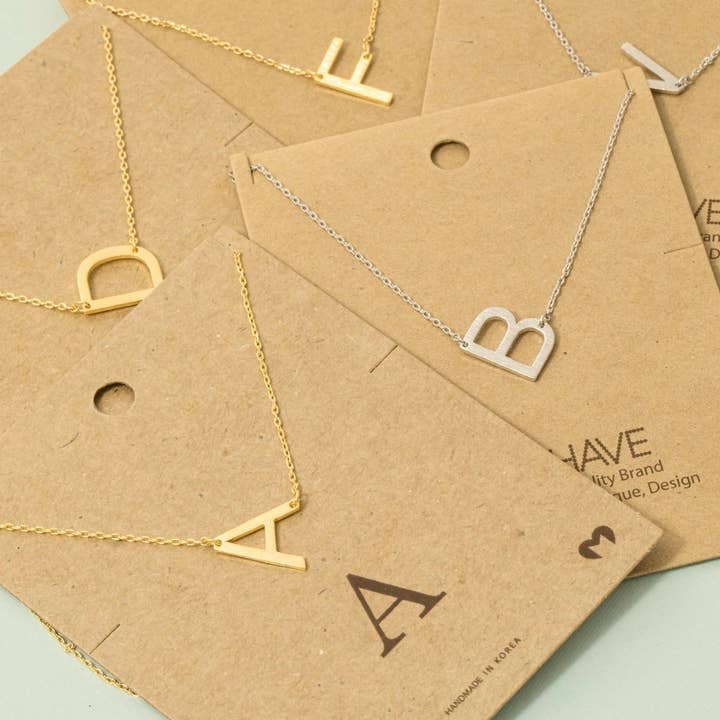 Collier à pendentif initial brossé pour la vente par Fame Accessories