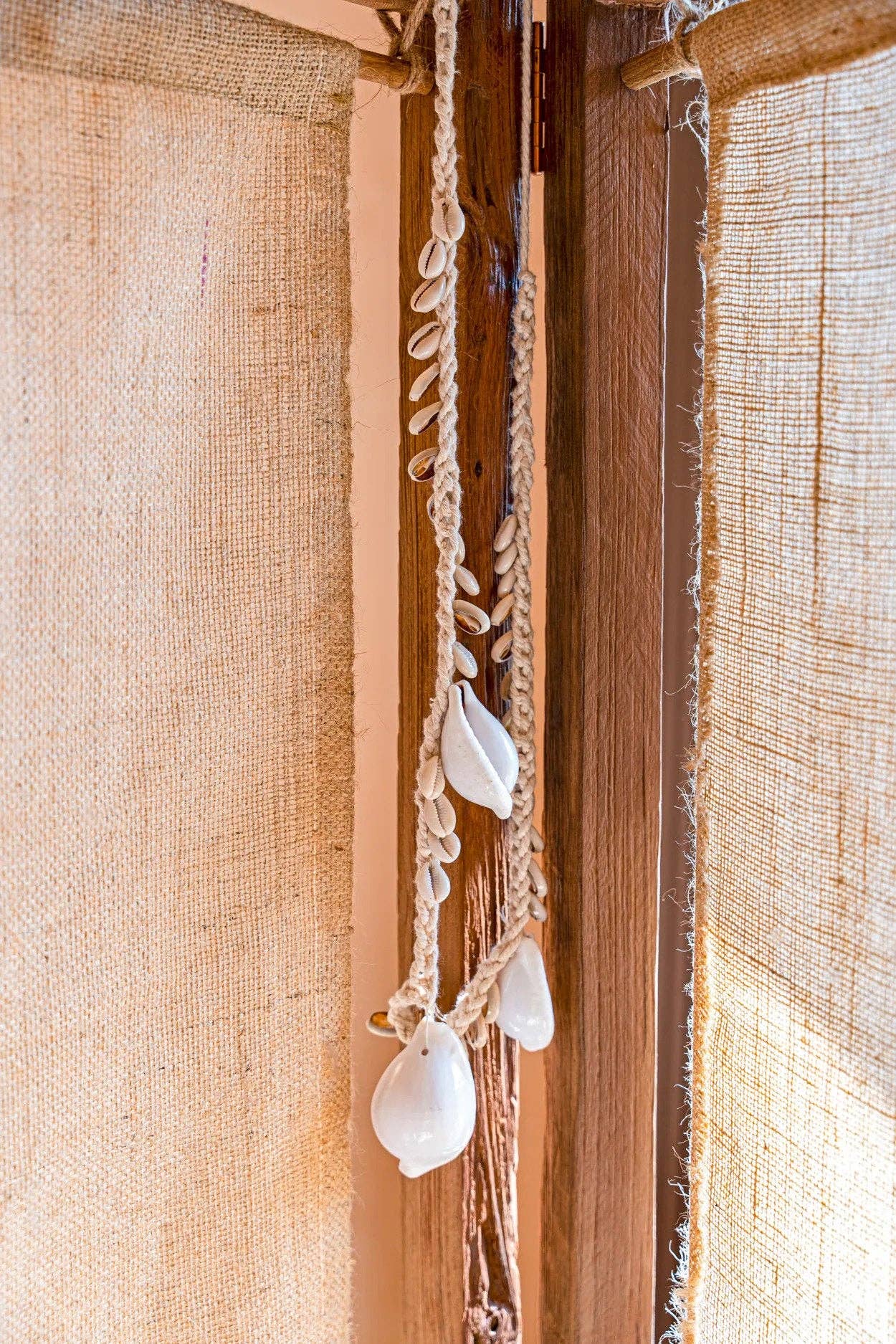 Bazar Bizar Living - Wholesale Bib Necklace - The Big White Cowrie Shell Necklace3