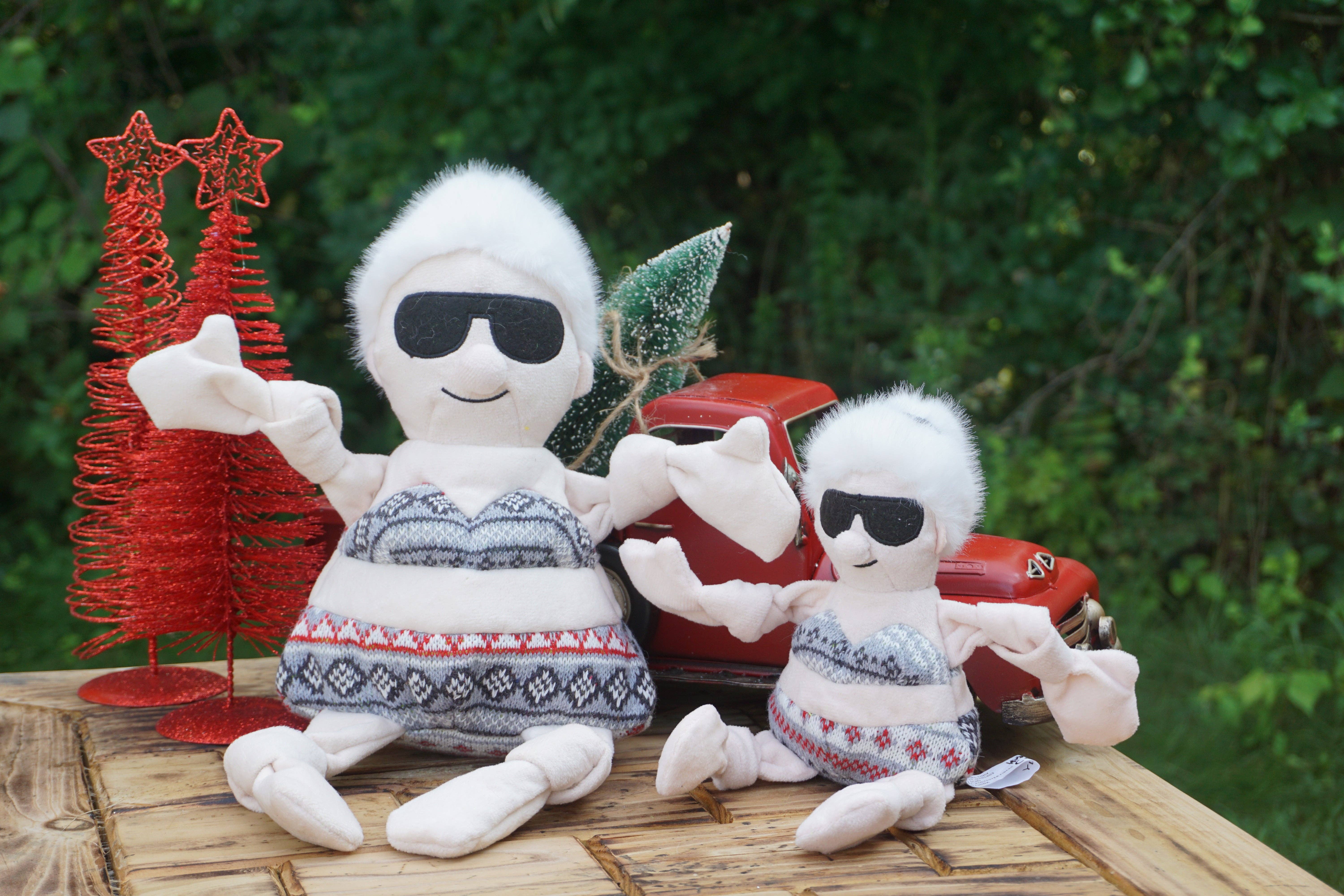 HuggleGroup – wholesale Pet plush toy – Dog – Beach Babe Mrs. C Knottie® Plush Dog Toy5