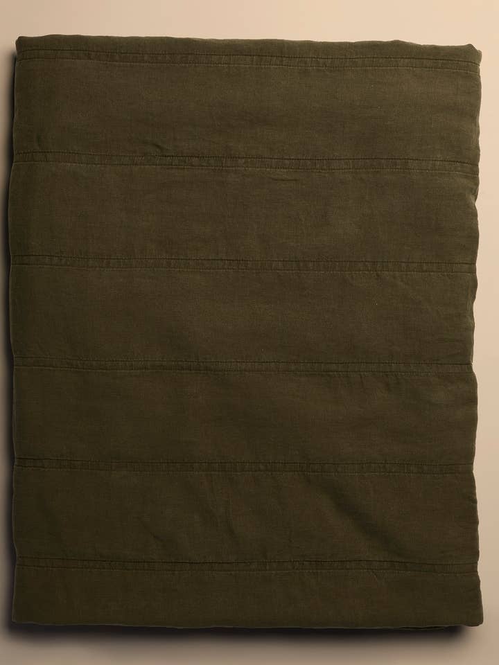 Couette en chanvre Horizon - Vert mousse pour la vente par Evenfall Home