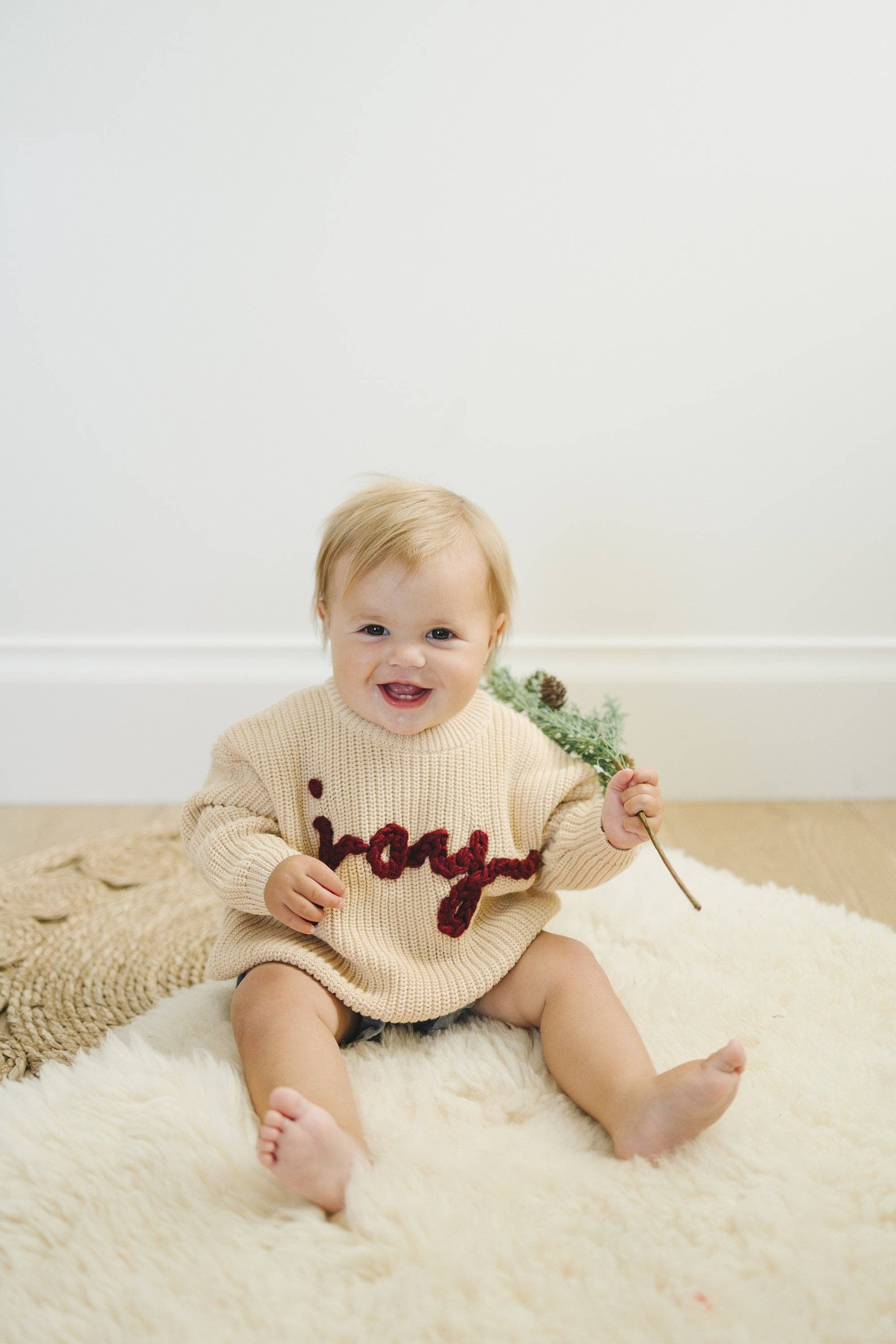 Little Joy Co. – Großhandel Strickpullover – Kinder – Joy Handbestickter Weihnachtspullover - Kleinkindgrößen4