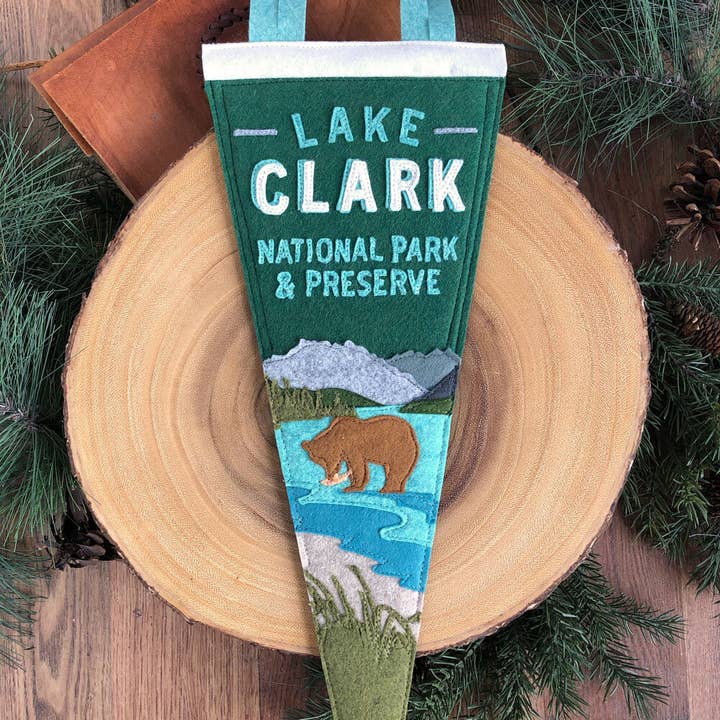 Lake Clark Pennant för wholesale av Yoho & Co.