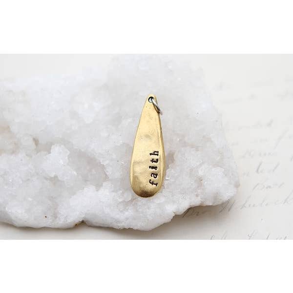 Faith Pendentif goutte d'or estampillé à la main pour la vente par Jennifer Dahl Designs LLC