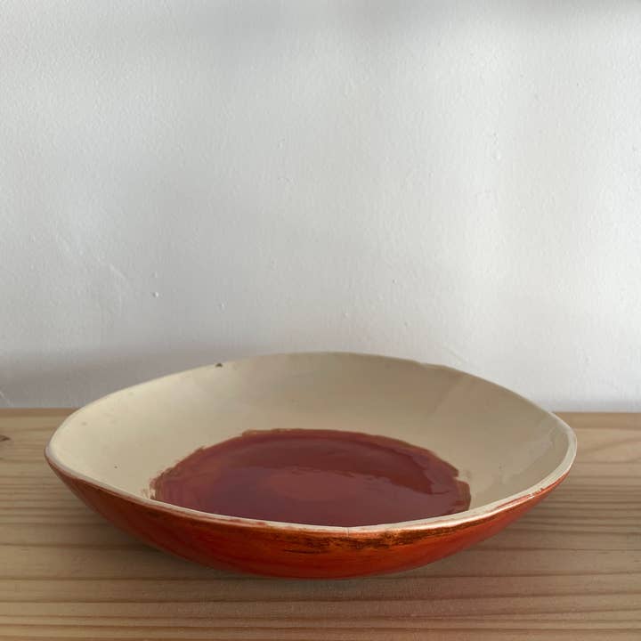 Weißer und brauner Teller für den Großhandel von GZR STUDIO