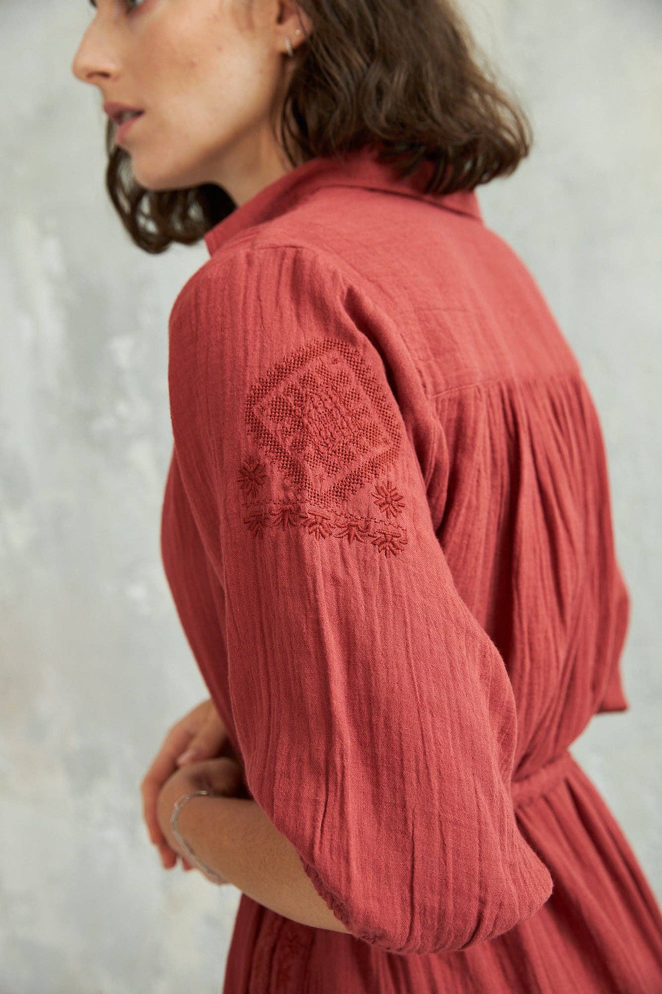 murstenbrun Sheri kjole i bomuldsgaze med broderi og flettet bælte for engroshandel på Faire3