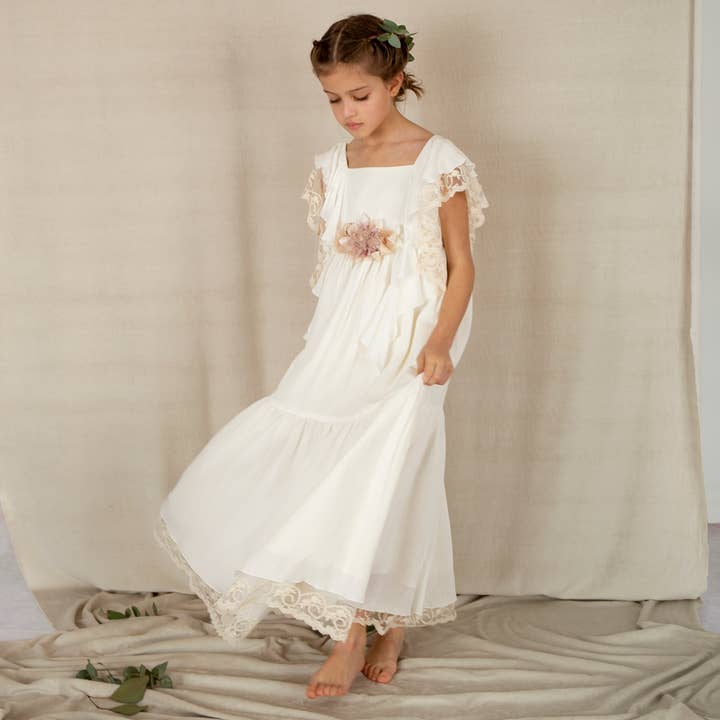 Gardenia communiejurk van natuurlijk bambulastof met boho-romantische snit voor wholesale door BADUM BADERO