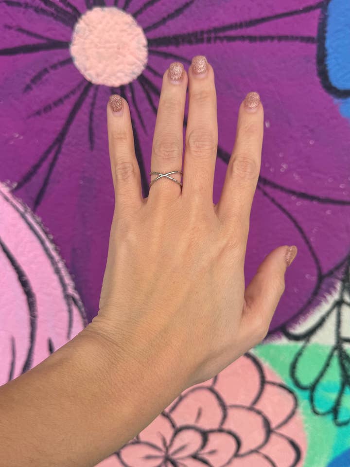 Anillo Delicado Cruzado para venta al por mayor de Briano Wholesale