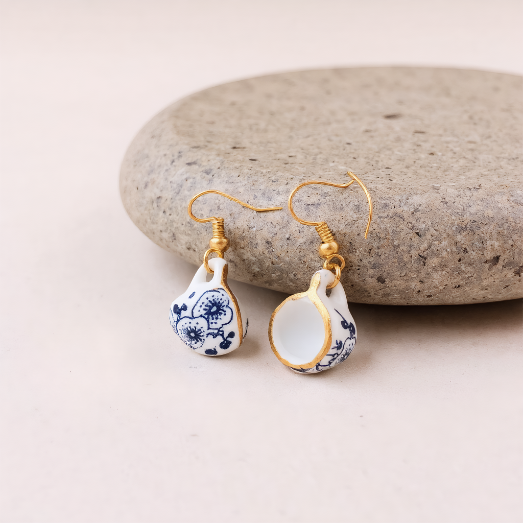 Katinki – Großhandel Ohrhänger – Ohrringe aus handbemalten Keramiktassen im chinesischen Stil1