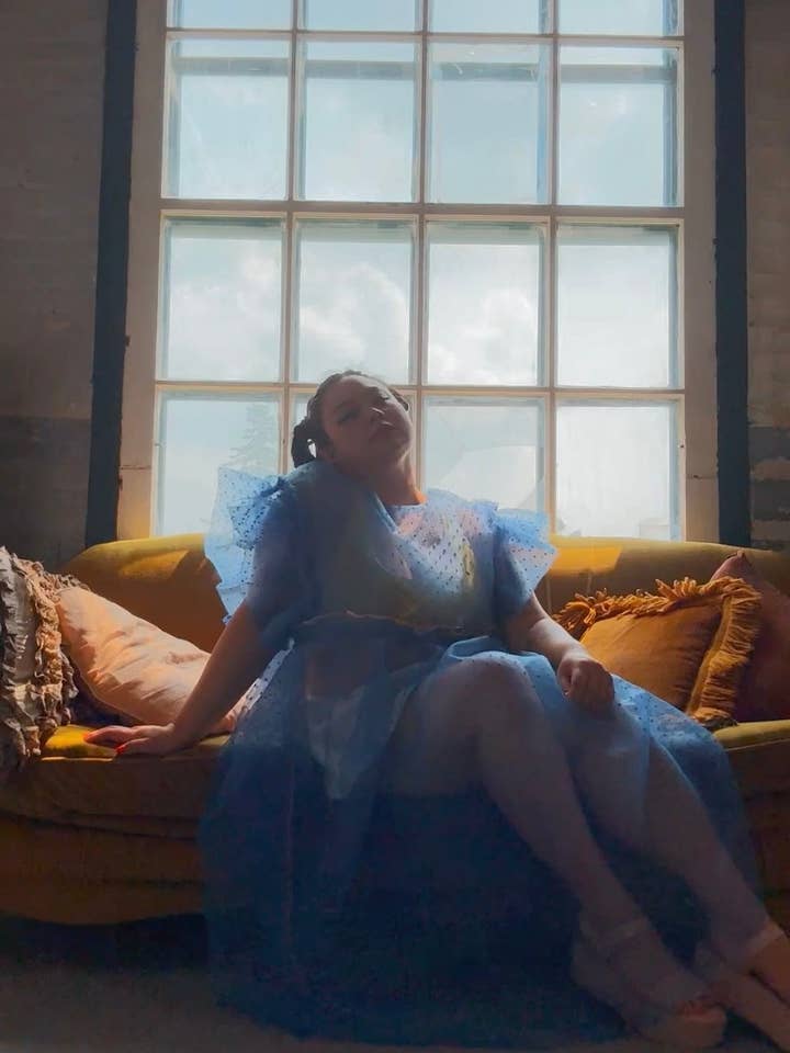 Blaues Traum-Organza-Schwebekleid für den Großhandel von Hello Darling