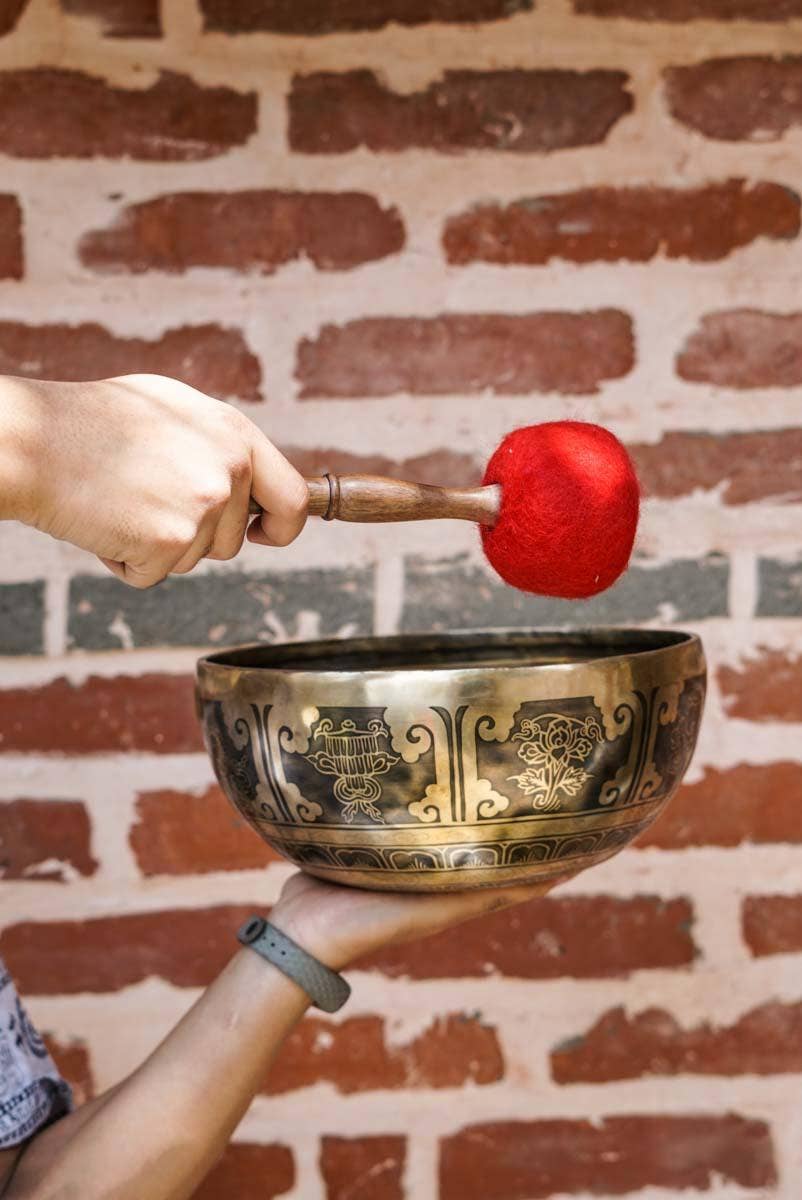 Himalayas Shop – Großhandel Meditationszubehör – Fuß-Chakra-Klangschale mit Chakrasymbolen3