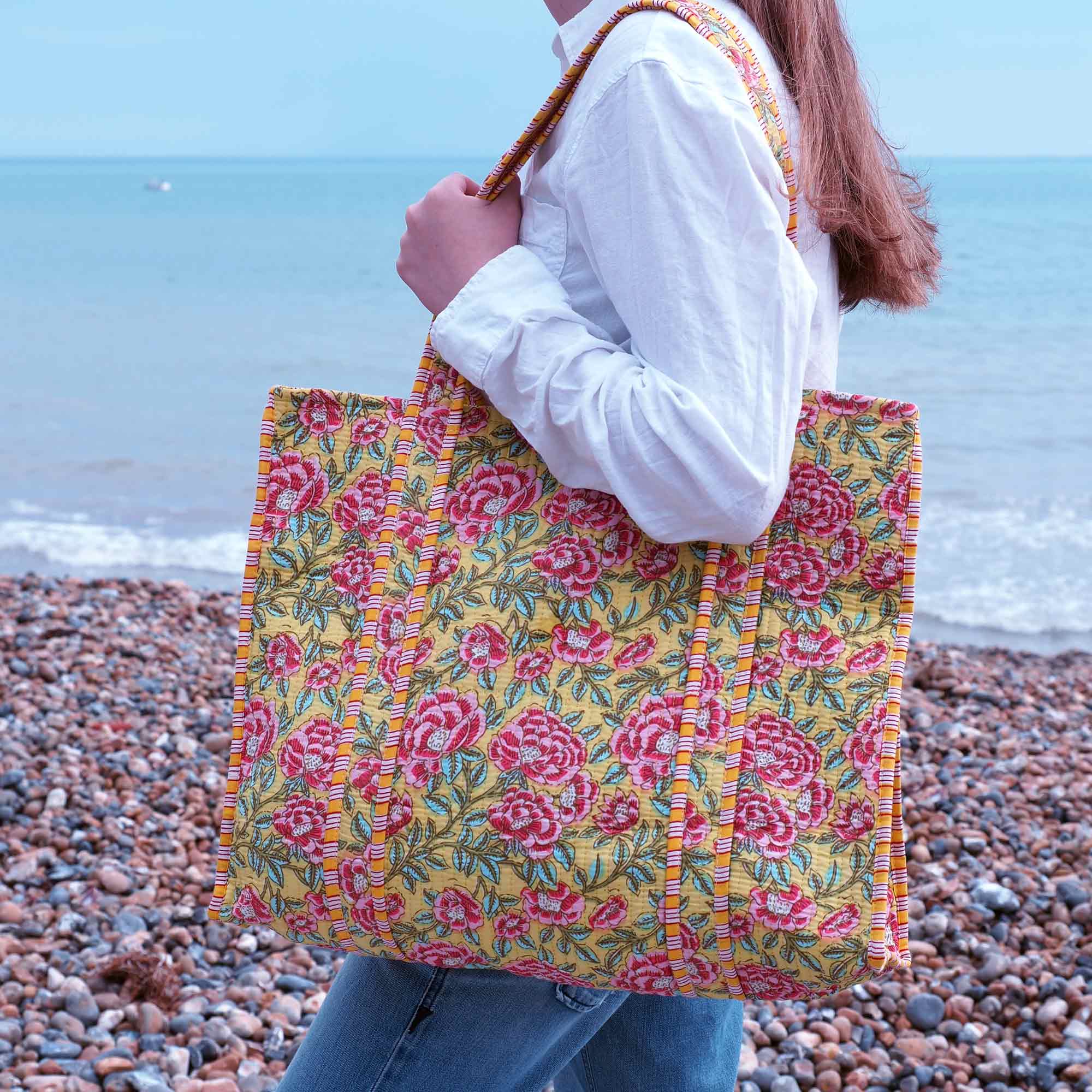 The Paper High Gift Company Limited – Sacola - Mulher por atacado – Saco de Algodão Acolchoado com Estampa Floral Reversível0