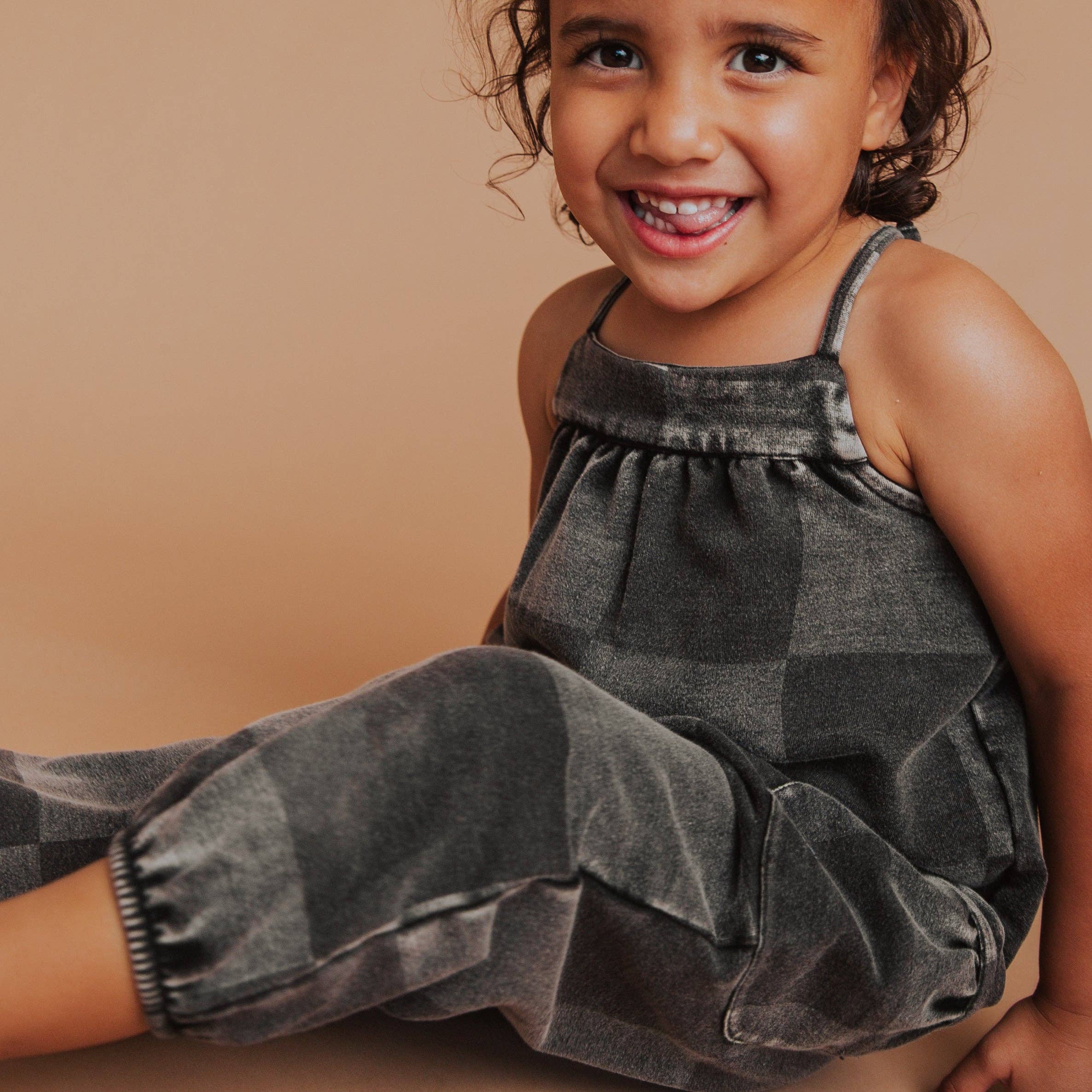 RAGS – Großhandel Jumpsuit – Kinder – Riemchenpullover - Schwarzer Jeanskaromuster3