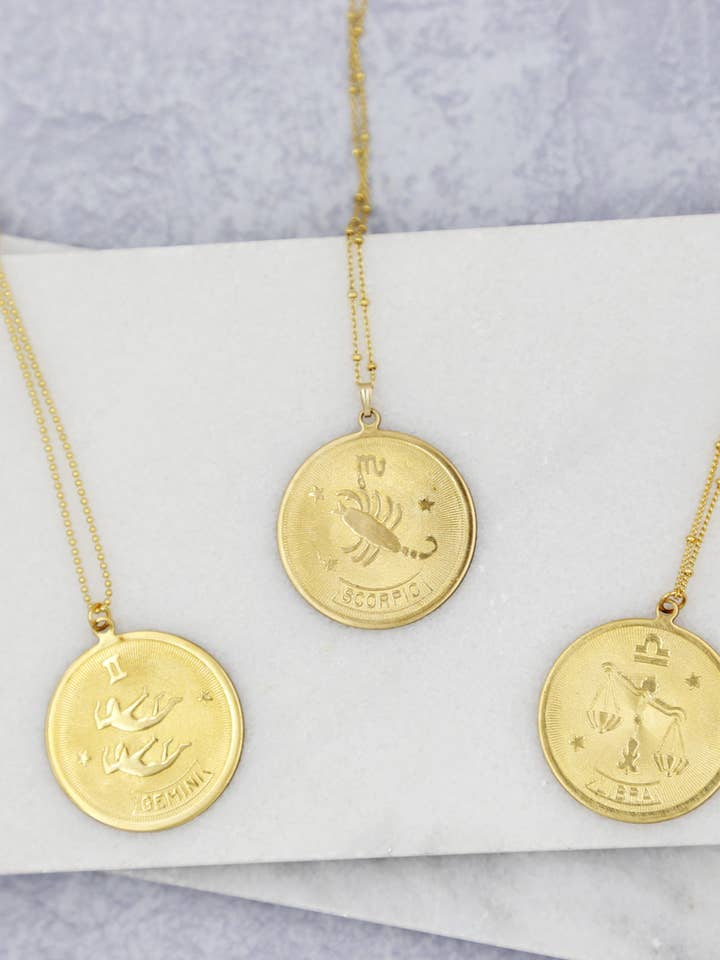 Gouden Zodiac medaillon kettingen voor wholesale door Acute Designs