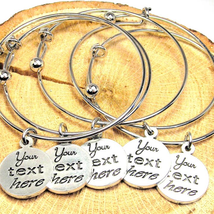Chubby Chico Charms - Venta al por mayor Pulseras de abalorios/colgantes - Brazalete con texto o logotipo personalizado de 40 pulgadas, pulsera expandible con nombre en forma de gota