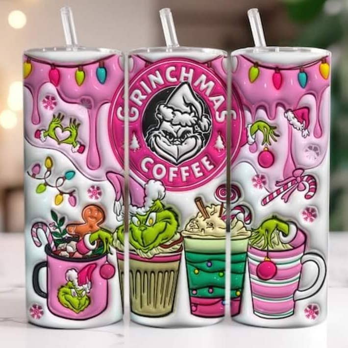 Gobelet à café rose gonflé Grinchmas pour la vente par Beautiful Creations by Laney