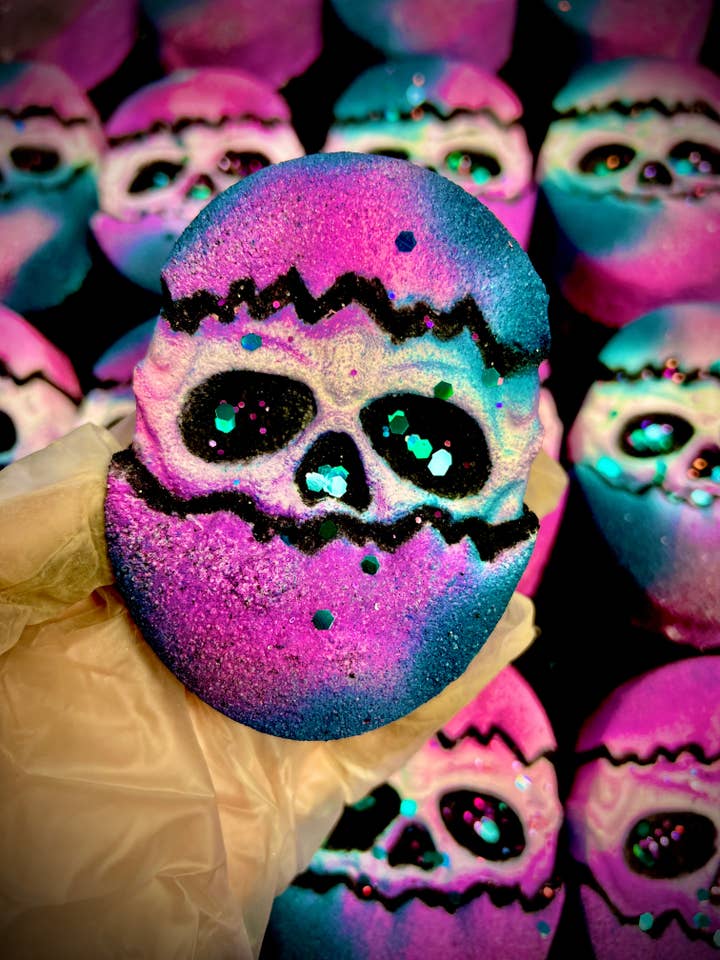 Bombe de bain Skull Egg pour la vente par Man on the Moon Mystics