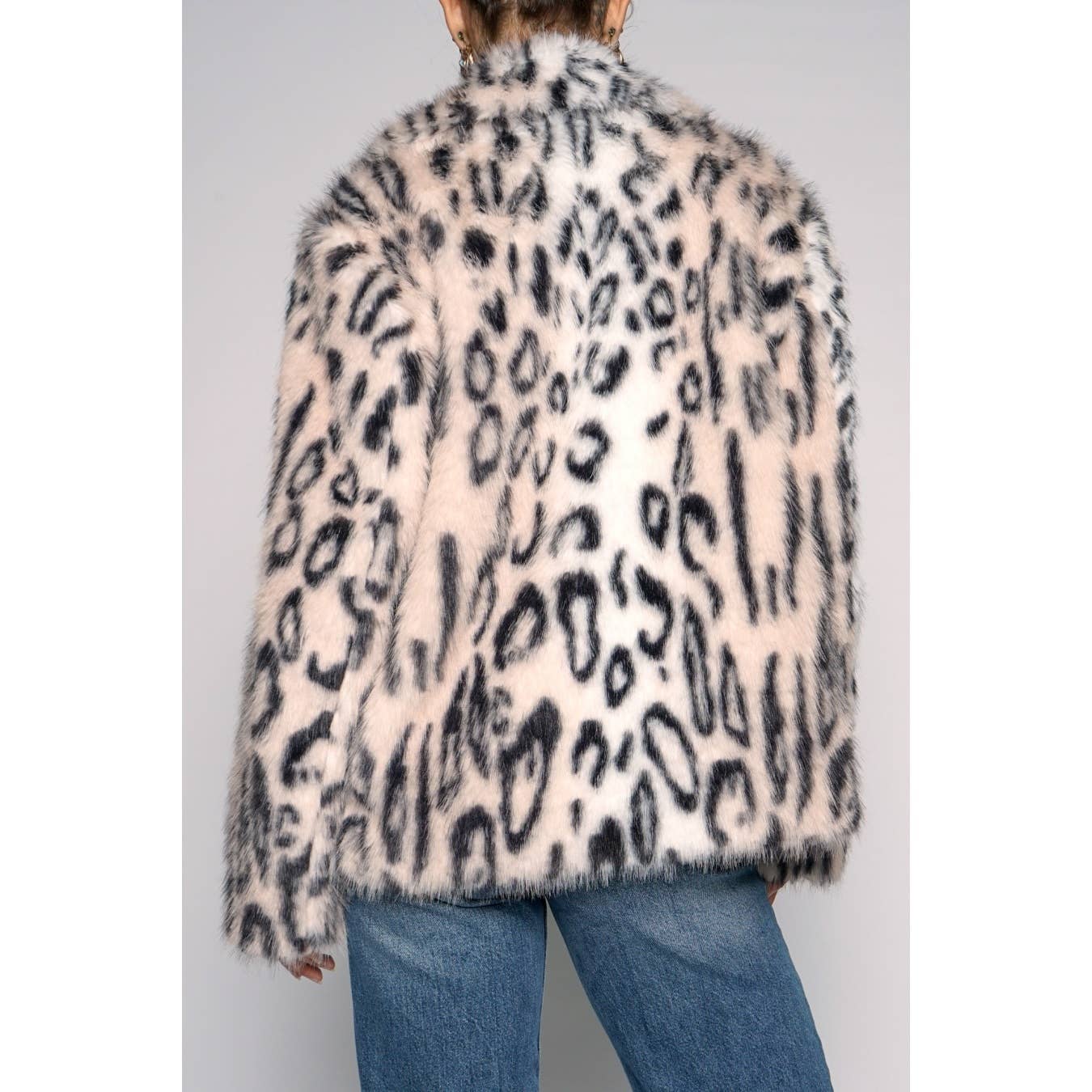 Rosa Multi JACKE AUS KUNSTPELZ MIT TIERPRINT für den Großhandel auf Faire2